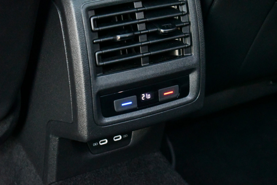 Volkswagen Golf 1.5 eTSI R-Line Pano 19inch Trekh IQ-light ACC Camera