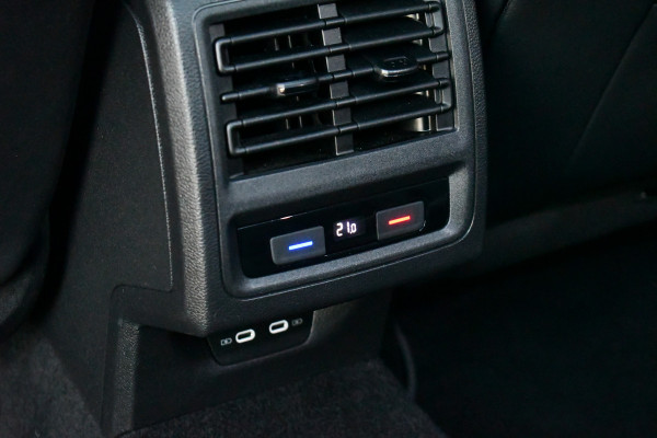 Volkswagen Golf 1.5 eTSI R-Line Pano 19inch Trekh IQ-light ACC Camera