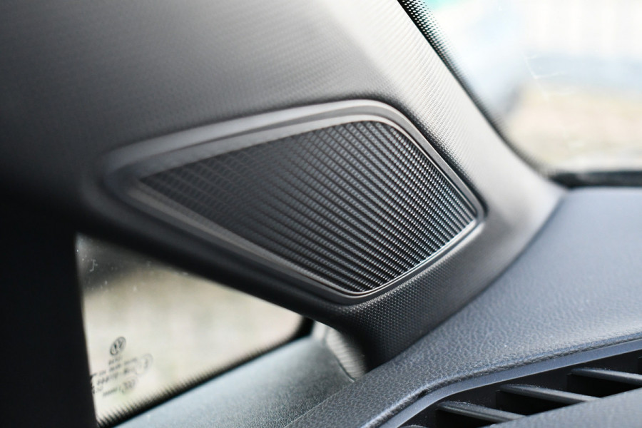 Volkswagen Golf 1.5 eTSI R-Line Pano 19inch Trekh IQ-light ACC Camera