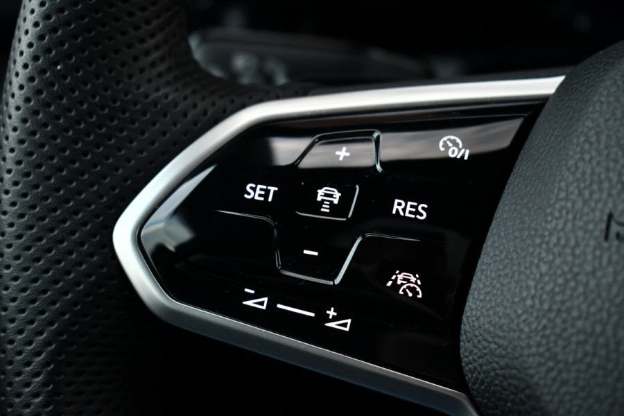 Volkswagen Golf 1.5 eTSI R-Line Pano 19inch Trekh IQ-light ACC Camera