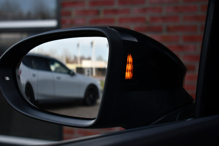 Volkswagen Golf 1.5 eTSI R-Line Pano 19inch Trekh IQ-light ACC Camera