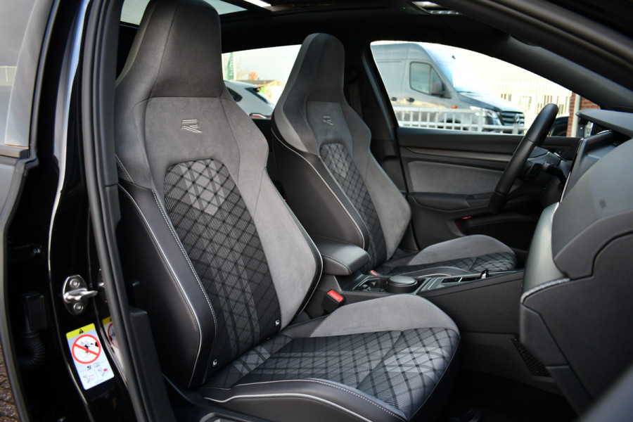 Volkswagen Golf 1.5 eTSI R-Line Pano 19inch Trekh IQ-light ACC Camera