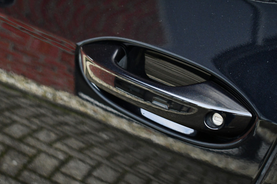 Volkswagen Golf 1.5 eTSI R-Line Pano 19inch Trekh IQ-light ACC Camera