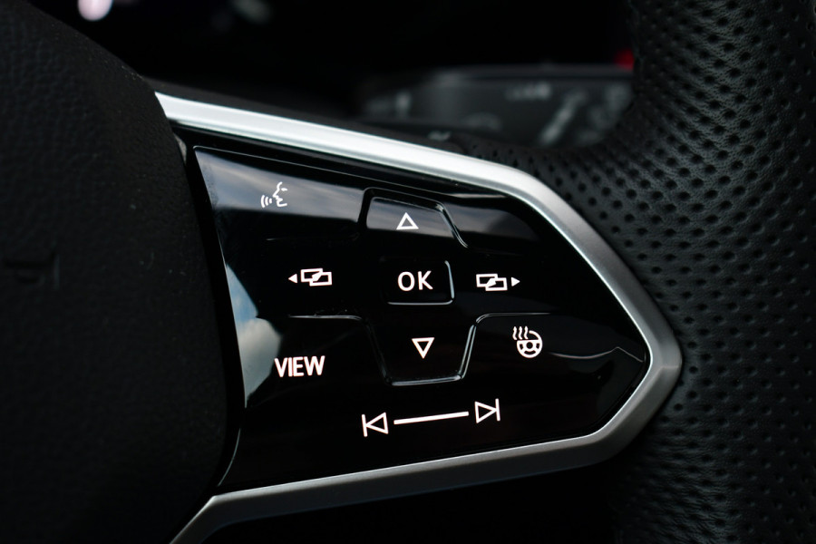 Volkswagen Golf 1.5 eTSI R-Line Pano 19inch Trekh IQ-light ACC Camera