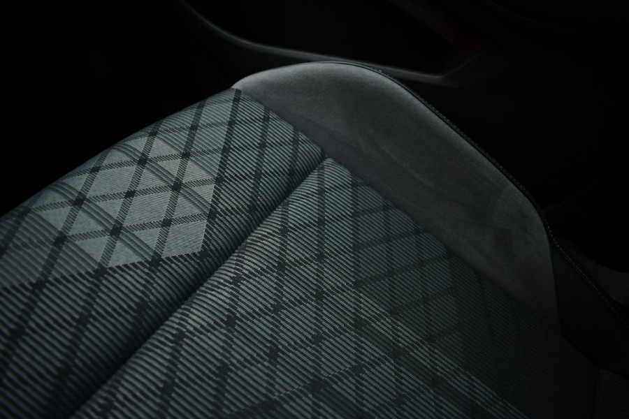 Volkswagen Golf 1.5 eTSI R-Line Pano 19inch Trekh IQ-light ACC Camera