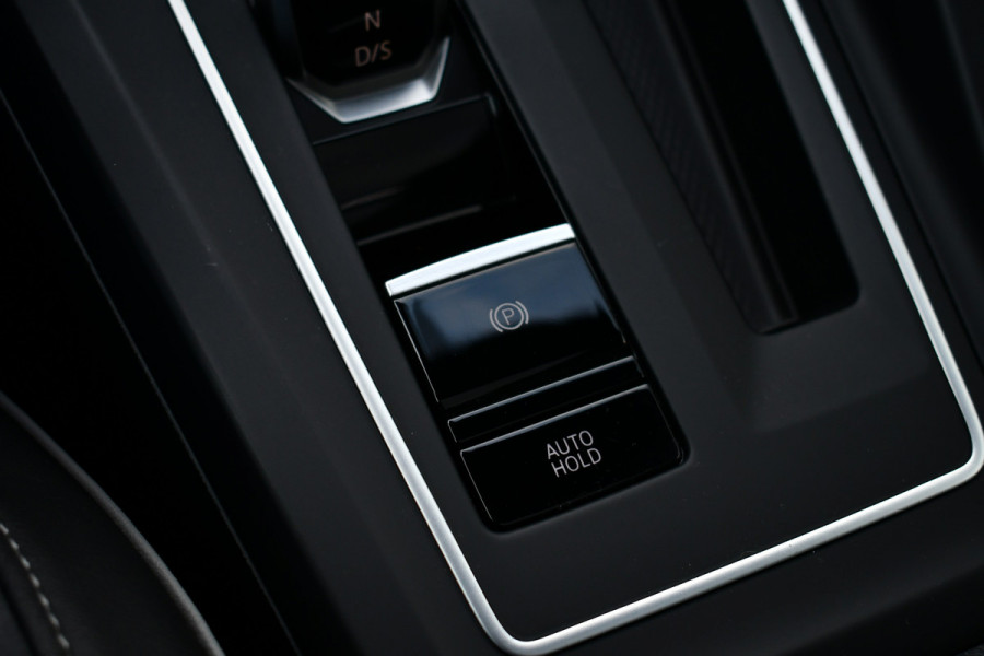 Volkswagen Golf 1.5 eTSI R-Line Pano 19inch Trekh IQ-light ACC Camera