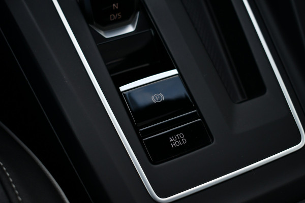 Volkswagen Golf 1.5 eTSI R-Line Pano 19inch Trekh IQ-light ACC Camera