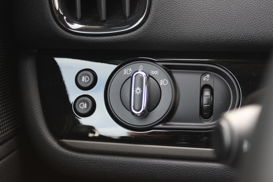 MINI Countryman 2.0 Cooper S ALL4 Classic / Trekhaak / Camera / Head-up / Keyless / 18'' / CarPlay / Stoelverwarming / DAB / Cruise Control