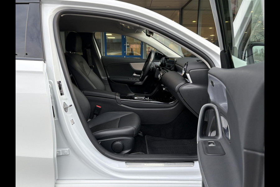 Mercedes-Benz A-Klasse 250 e Business Solution AMG Limited | Wegklapbare trekhaak | Stoelverwarming | Half leder | Camera