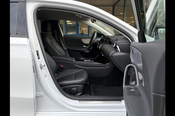 Mercedes-Benz A-Klasse 250 e Business Solution AMG Limited | Wegklapbare trekhaak | Stoelverwarming | Half leder | Camera