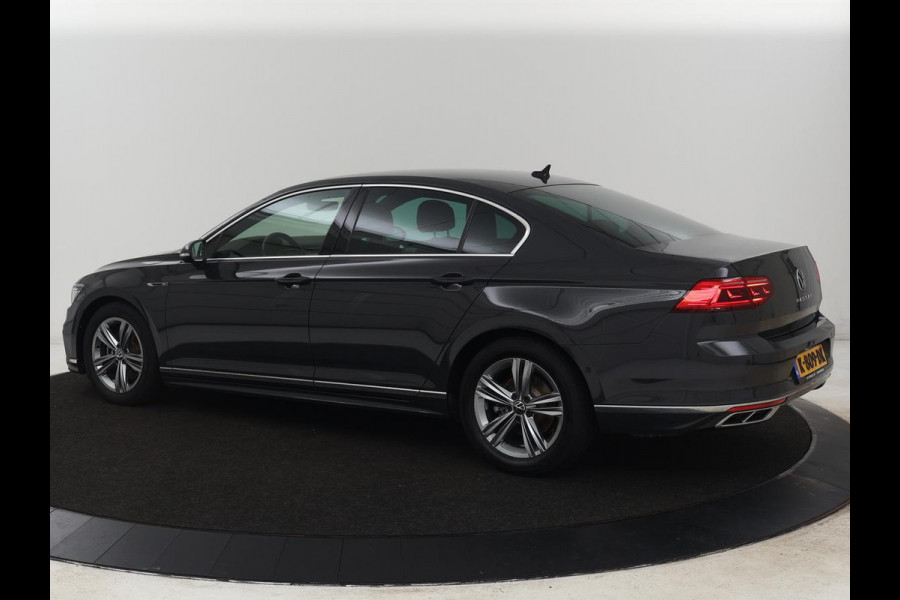 Volkswagen Passat 1.5 TSI R-Line | Nappaleder | Stoelverwarming | Camera | Carplay | Massage | Memory | Side Assist | Navigatie | Matrix LED | Adaptive cruise