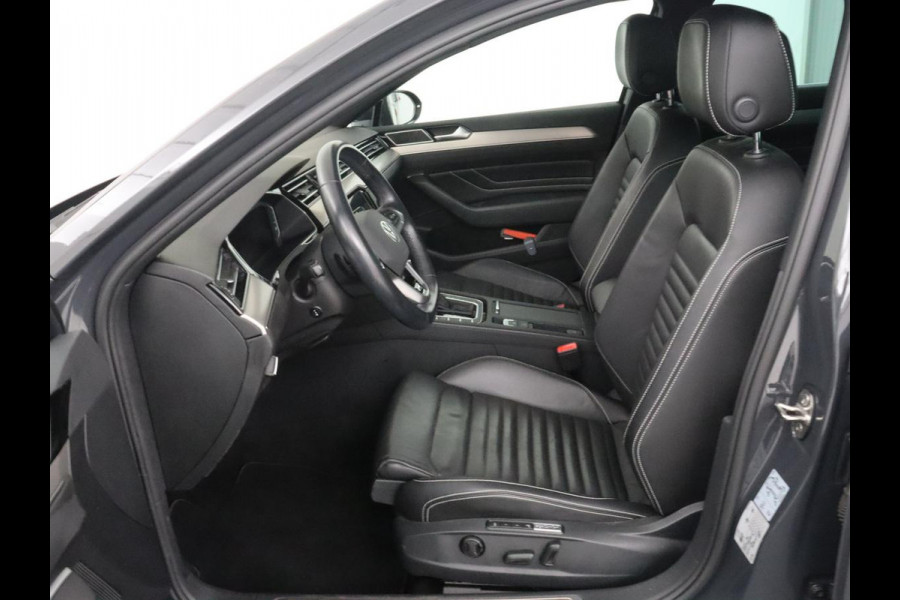 Volkswagen Passat 1.5 TSI R-Line | Nappaleder | Stoelverwarming | Camera | Carplay | Massage | Memory | Side Assist | Navigatie | Matrix LED | Adaptive cruise