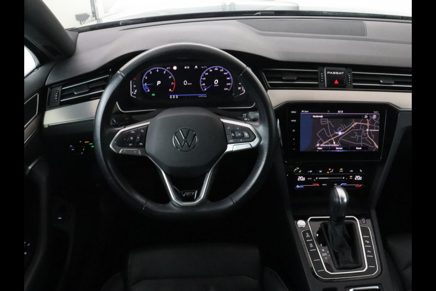 Volkswagen Passat 1.5 TSI R-Line | Nappaleder | Stoelverwarming | Camera | Carplay | Massage | Memory | Side Assist | Navigatie | Matrix LED | Adaptive cruise