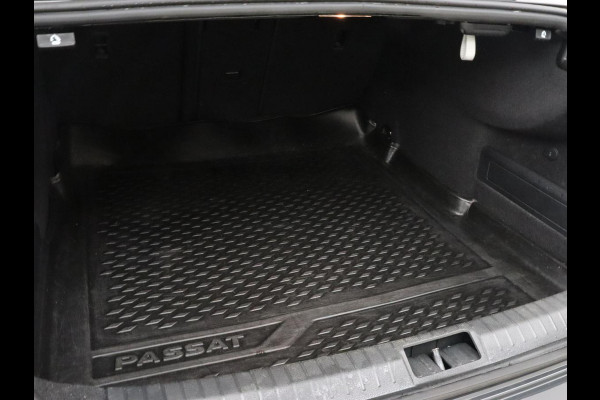 Volkswagen Passat 1.5 TSI R-Line | Nappaleder | Stoelverwarming | Camera | Carplay | Massage | Memory | Side Assist | Navigatie | Matrix LED | Adaptive cruise