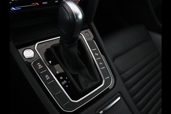 Volkswagen Passat 1.5 TSI R-Line | Nappaleder | Stoelverwarming | Camera | Carplay | Massage | Memory | Side Assist | Navigatie | Matrix LED | Adaptive cruise