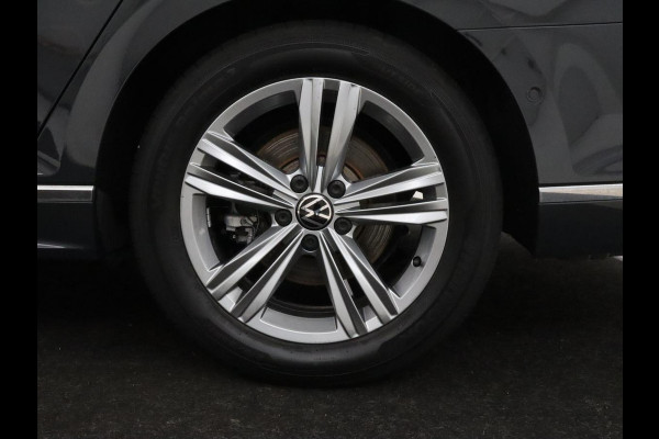 Volkswagen Passat 1.5 TSI R-Line | Nappaleder | Stoelverwarming | Camera | Carplay | Massage | Memory | Side Assist | Navigatie | Matrix LED | Adaptive cruise