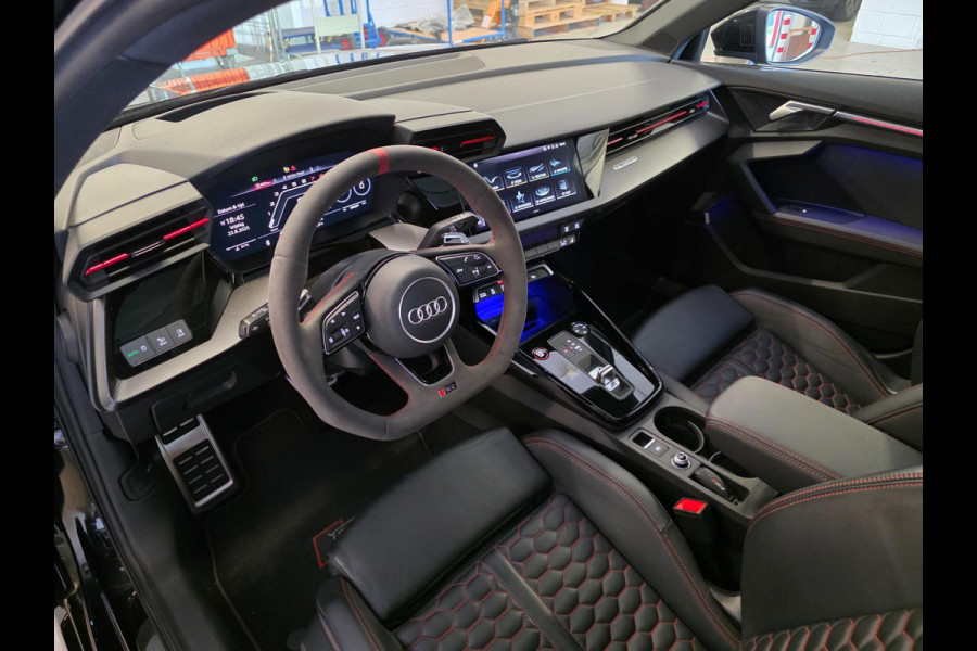 Audi RS3 Sportback 2.5 TFSI RS3 / Pano / B&O / Matrix LED / Dealer onderhouden / Full options / HUD / RS Zetels / GPS Track&Trace