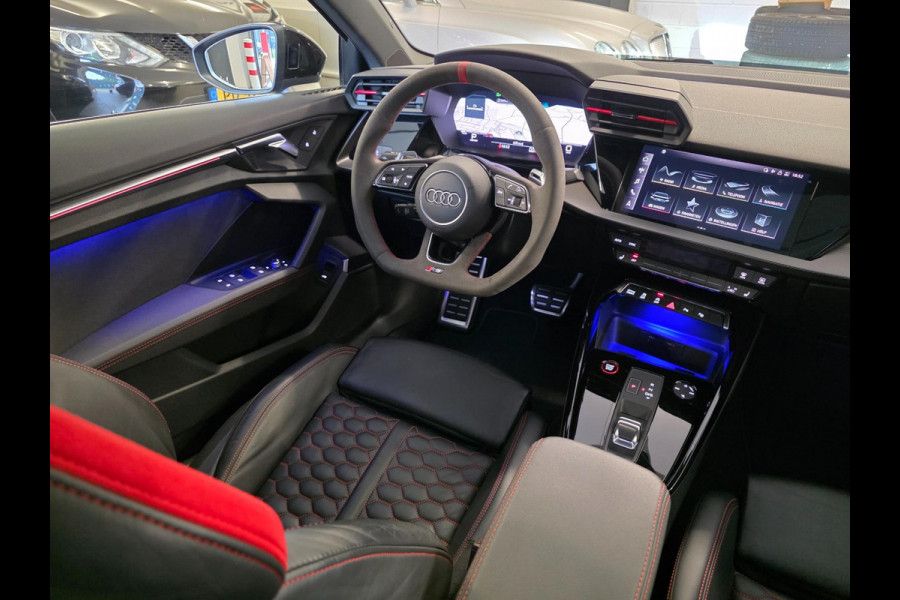 Audi RS3 Sportback 2.5 TFSI RS3 / Pano / B&O / Matrix LED / Dealer onderhouden / Full options / HUD / RS Zetels / GPS Track&Trace