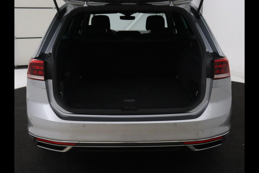 Volkswagen Passat 1.4 TSI GTE | Standkachel | Adaptive cruise | Stoelverwarming | Camera | Matrix LED | Carplay | Side Assist | Massage | PDC | Navigatie | PHEV | Plug In