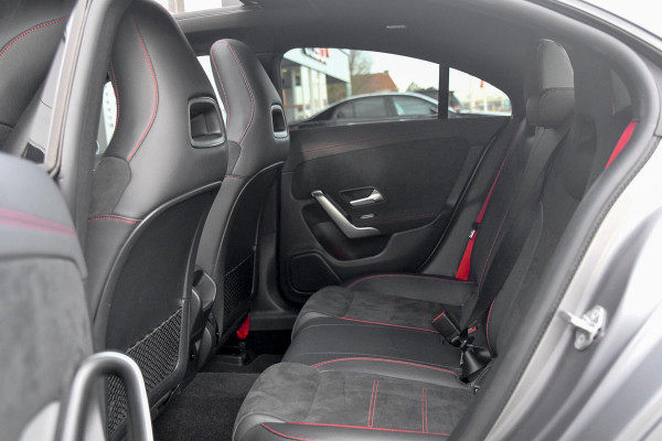 Mercedes-Benz CLA-Klasse 35 AMG 4MATIC. Pano, Distro+, 360, Multibeam, Sfeer, Dodeh, CarPlay!