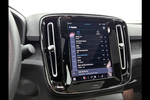 Volvo C40 Recharge Plus 69 kWh SOH 95% / Panoramadak / Trekhaak / Camera / Stoel-Stuurverwarming / Navigatie / Radio-multimedia / Apk 01-2027