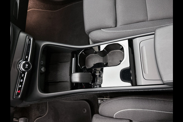 Volvo C40 Recharge Plus 69 kWh SOH 95% / Panoramadak / Trekhaak / Camera / Stoel-Stuurverwarming / Navigatie / Radio-multimedia / Apk 01-2027