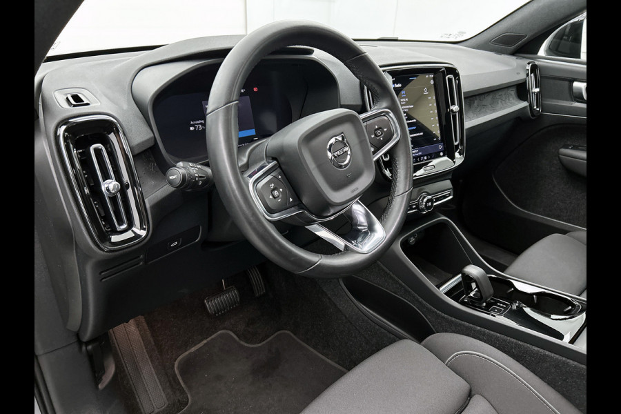 Volvo C40 Recharge Plus 69 kWh SOH 95% / Panoramadak / Trekhaak / Camera / Stoel-Stuurverwarming / Navigatie / Radio-multimedia / Apk 01-2027