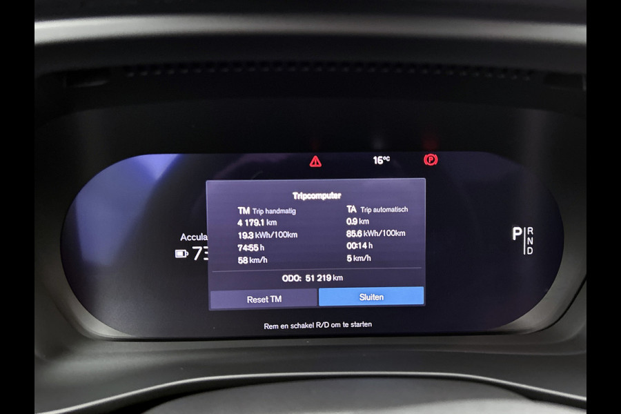 Volvo C40 Recharge Plus 69 kWh SOH 95% / Panoramadak / Trekhaak / Camera / Stoel-Stuurverwarming / Navigatie / Radio-multimedia / Apk 01-2027