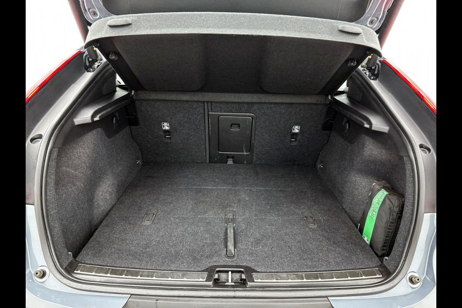Volvo C40 Recharge Plus 69 kWh SOH 95% / Panoramadak / Trekhaak / Camera / Stoel-Stuurverwarming / Navigatie / Radio-multimedia / Apk 01-2027