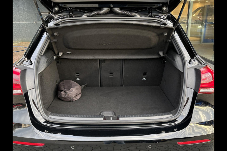 Mercedes-Benz A-Klasse 250 e AMG Line | Stoelverwarming | Navigatie | Getint glas | PDC | Climate contol