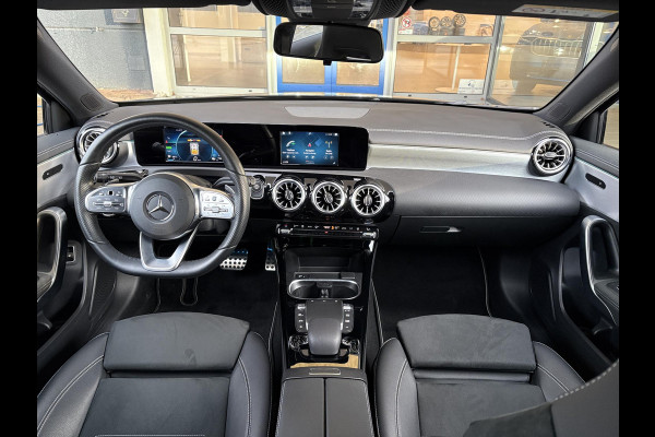 Mercedes-Benz A-Klasse 250 e AMG Line | Stoelverwarming | Navigatie | Getint glas | PDC | Climate contol