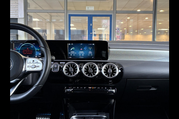 Mercedes-Benz A-Klasse 250 e AMG Line | Stoelverwarming | Navigatie | Getint glas | PDC | Climate contol
