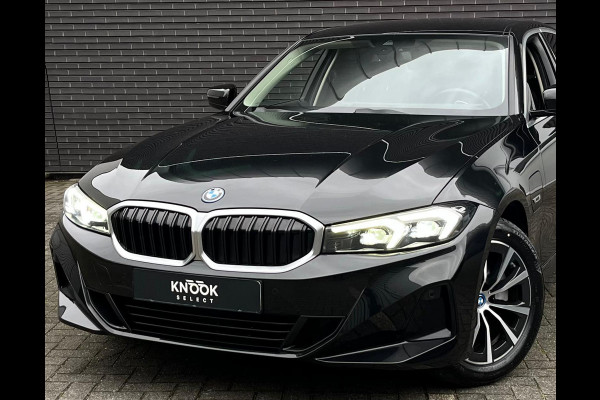 BMW 3 Serie Sedan 320e High Executive Automaat / Live Cockpit Plus / Stoelverwarming  / Widescreen Display / Extra Getint Glas / Climate Control / 17 Inch / Neerklapbare Achterbank / Hifi / Lichtpakket / Sportstoelen / LED