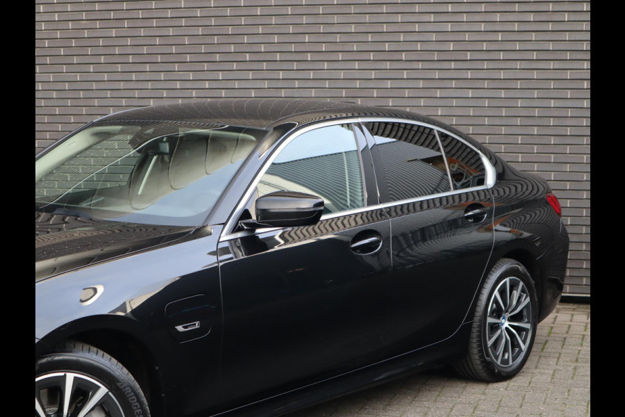 BMW 3 Serie Sedan 320e High Executive Automaat / Live Cockpit Plus / Stoelverwarming  / Widescreen Display / Extra Getint Glas / Climate Control / 17 Inch / Neerklapbare Achterbank / Hifi / Lichtpakket / Sportstoelen / LED