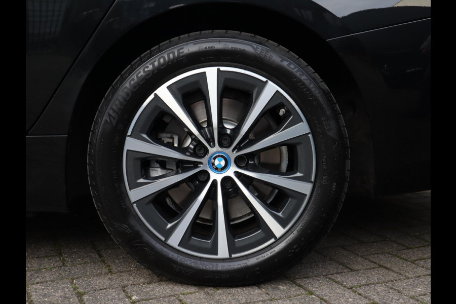 BMW 3 Serie Sedan 320e High Executive Automaat / Live Cockpit Plus / Stoelverwarming  / Widescreen Display / Extra Getint Glas / Climate Control / 17 Inch / Neerklapbare Achterbank / Hifi / Lichtpakket / Sportstoelen / LED