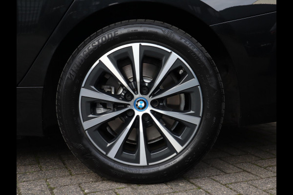 BMW 3 Serie Sedan 320e High Executive Automaat / Live Cockpit Plus / Stoelverwarming  / Widescreen Display / Extra Getint Glas / Climate Control / 17 Inch / Neerklapbare Achterbank / Hifi / Lichtpakket / Sportstoelen / LED