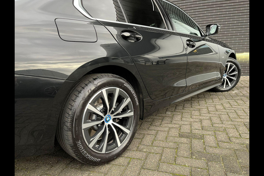 BMW 3 Serie Sedan 320e High Executive Automaat / Live Cockpit Plus / Stoelverwarming  / Widescreen Display / Extra Getint Glas / Climate Control / 17 Inch / Neerklapbare Achterbank / Hifi / Lichtpakket / Sportstoelen / LED