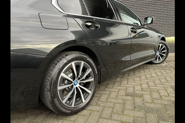 BMW 3 Serie Sedan 320e High Executive Automaat / Live Cockpit Plus / Stoelverwarming  / Widescreen Display / Extra Getint Glas / Climate Control / 17 Inch / Neerklapbare Achterbank / Hifi / Lichtpakket / Sportstoelen / LED
