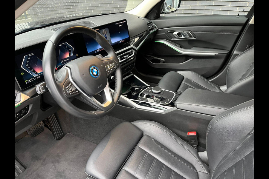 BMW 3 Serie Sedan 320e High Executive Automaat / Live Cockpit Plus / Stoelverwarming  / Widescreen Display / Extra Getint Glas / Climate Control / 17 Inch / Neerklapbare Achterbank / Hifi / Lichtpakket / Sportstoelen / LED