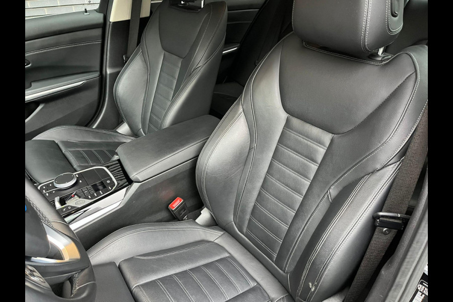 BMW 3 Serie Sedan 320e High Executive Automaat / Live Cockpit Plus / Stoelverwarming  / Widescreen Display / Extra Getint Glas / Climate Control / 17 Inch / Neerklapbare Achterbank / Hifi / Lichtpakket / Sportstoelen / LED