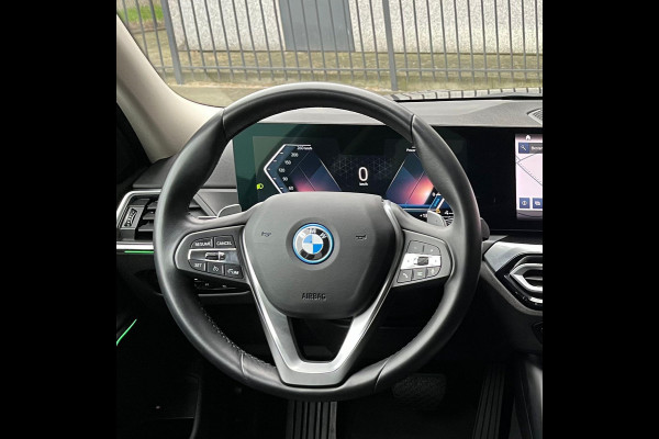 BMW 3 Serie Sedan 320e High Executive Automaat / Live Cockpit Plus / Stoelverwarming  / Widescreen Display / Extra Getint Glas / Climate Control / 17 Inch / Neerklapbare Achterbank / Hifi / Lichtpakket / Sportstoelen / LED