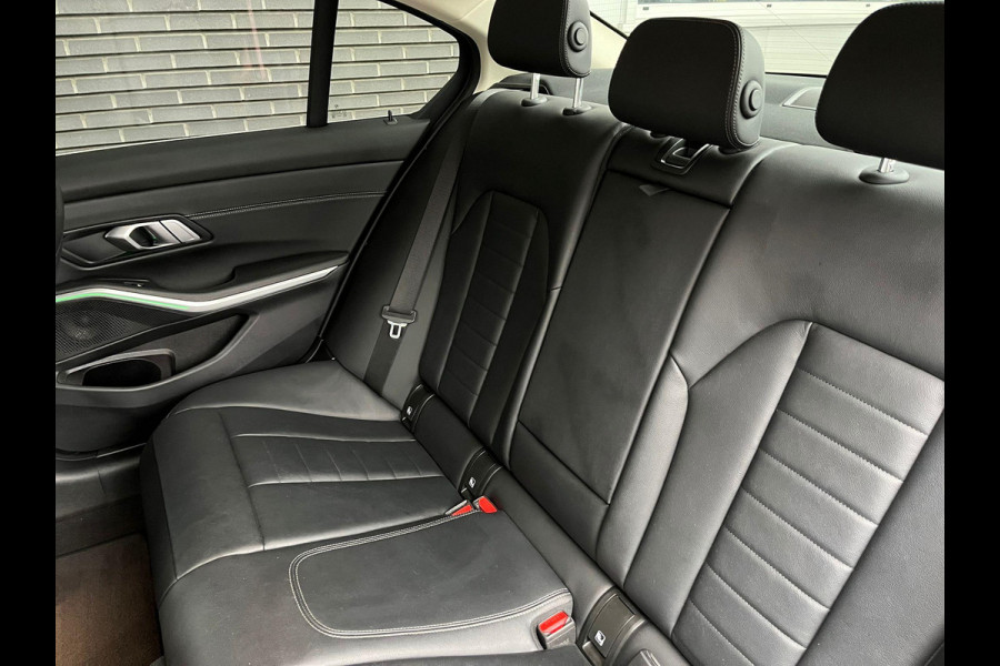 BMW 3 Serie Sedan 320e High Executive Automaat / Live Cockpit Plus / Stoelverwarming  / Widescreen Display / Extra Getint Glas / Climate Control / 17 Inch / Neerklapbare Achterbank / Hifi / Lichtpakket / Sportstoelen / LED