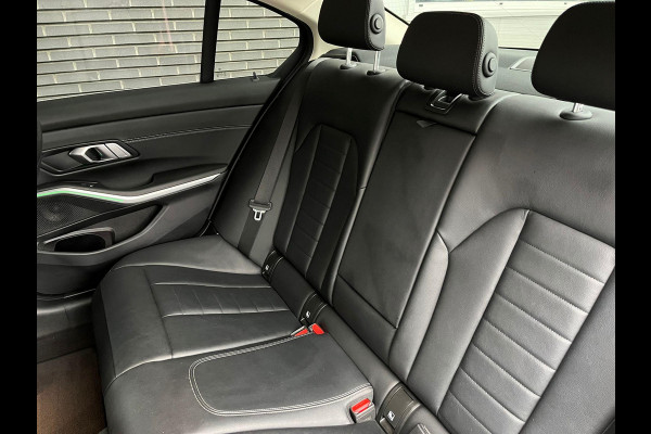 BMW 3 Serie Sedan 320e High Executive Automaat / Live Cockpit Plus / Stoelverwarming  / Widescreen Display / Extra Getint Glas / Climate Control / 17 Inch / Neerklapbare Achterbank / Hifi / Lichtpakket / Sportstoelen / LED