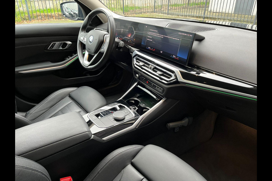 BMW 3 Serie Sedan 320e High Executive Automaat / Live Cockpit Plus / Stoelverwarming  / Widescreen Display / Extra Getint Glas / Climate Control / 17 Inch / Neerklapbare Achterbank / Hifi / Lichtpakket / Sportstoelen / LED