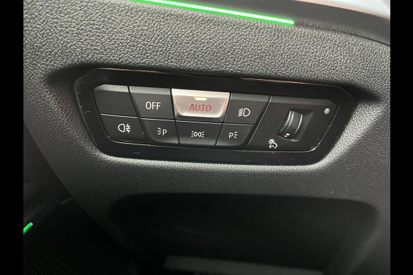 BMW 3 Serie Sedan 320e High Executive Automaat / Live Cockpit Plus / Stoelverwarming  / Widescreen Display / Extra Getint Glas / Climate Control / 17 Inch / Neerklapbare Achterbank / Hifi / Lichtpakket / Sportstoelen / LED