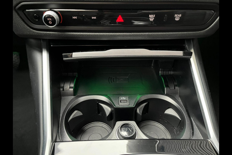 BMW 3 Serie Sedan 320e High Executive Automaat / Live Cockpit Plus / Stoelverwarming  / Widescreen Display / Extra Getint Glas / Climate Control / 17 Inch / Neerklapbare Achterbank / Hifi / Lichtpakket / Sportstoelen / LED
