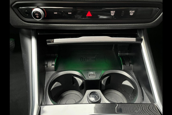 BMW 3 Serie Sedan 320e High Executive Automaat / Live Cockpit Plus / Stoelverwarming  / Widescreen Display / Extra Getint Glas / Climate Control / 17 Inch / Neerklapbare Achterbank / Hifi / Lichtpakket / Sportstoelen / LED