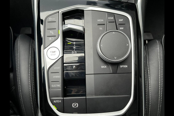 BMW 3 Serie Sedan 320e High Executive Automaat / Live Cockpit Plus / Stoelverwarming  / Widescreen Display / Extra Getint Glas / Climate Control / 17 Inch / Neerklapbare Achterbank / Hifi / Lichtpakket / Sportstoelen / LED