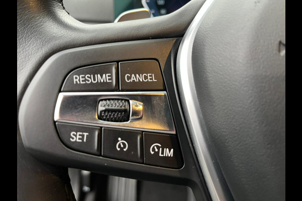 BMW 3 Serie Sedan 320e High Executive Automaat / Live Cockpit Plus / Stoelverwarming  / Widescreen Display / Extra Getint Glas / Climate Control / 17 Inch / Neerklapbare Achterbank / Hifi / Lichtpakket / Sportstoelen / LED