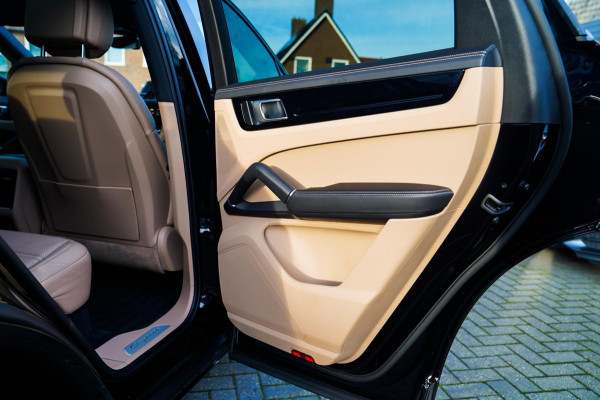 Porsche Cayenne Coupé 3.0 E-Hybrid Platinum Edition | Sport Design | Massage | Adaptieve cruise | Dealer onderhouden | 22 inch |